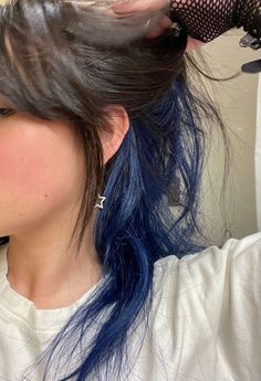 Hair Dye Reference, Wavy Hair Bangs, Layered Wavy Hair, Androgynous Hair, Dark Blue Hair, Peekaboo Hair, Hair Streaks, Dyed Hair Inspiration