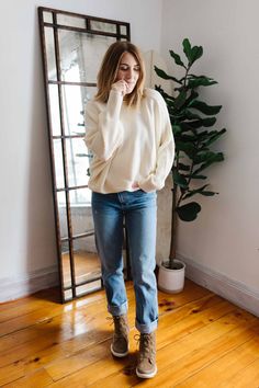 Sorel Boots & '90s Straight-Leg Jeans: A Winter Styling Sesh - The Mom Edit Sorel Boots Outfit, Hiking Boot Outfit, Sorrel Boots, Snow Boots Outfit, Straight Leg Jeans Outfits, Mom Edit, Winter Styling, Jeans Outfit Winter, Sorel Winter Boots