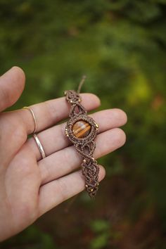 handmade macrame bracelet with tiger eye - - - * MATERIAL: - waxed Linhasita polyester thread 1 mm - Brass beads - Cabochons ↠ All of my jewelry is made from high quality materials. However, to ensure maximum longevity, I recommend avoiding regular contact with water. * CLOSURE adjustable (sliding clasp) Macrame Jewelry, Macrame Bracelets, Braided Bracelets, Tiger Eye, Healing Stones, Wedding Shop, Macrame, My Jewellery, Jewelry Bracelets