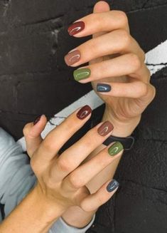 Manicura de invierno 2022-2023: los colores de barniz más modernos, fotos Nail Ideas Autumn 2023, Short Trendy Nails Winter 2023, Dull Nail Designs, 2023 Fall Gel Nail Colors, Solid Color Nail With Design, 5 Different Color Nails Winter, Mani Pedi Inspiration, Dark Multicolor Nails, Funky Nail Colors