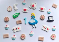 there are many different items on the table to be used as magnets for cakes and cupcakes