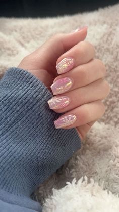 chrome pink snowflake nails White Chrome Snowflake Nails, Pink Glitter Snowflake Nails, Pink Chrome Christmas Nails, Sugarplum Fairy Nails, Almond Snowflake Nails, Pink Nails With Snowflakes, Chrome Snowflake Nails, Cute Pink Christmas Nails, Pink Christmas Nails Simple