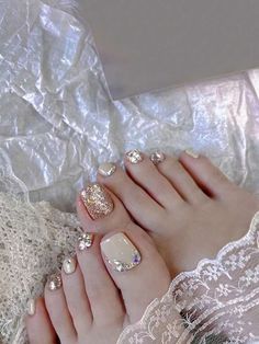 Gold Toe Nails, Glitter Toe Nails, Elegant Touch Nails, Feet Nail Design, Fake Toenails, Pedicure Nail Designs, Gel Toe Nails, Purple Acrylic Nails, Pretty Nail Art Designs