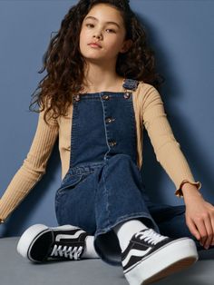 Deze meisjes tuinbroek van NIK&NIK is gemaakt van stretchdenim. Dit mouwloze model heeft een vierkante hals. De broek heeft een knoopsluiting. Combineer met leuke sneakers en een longsleeve. Overalls, Nike, Blue