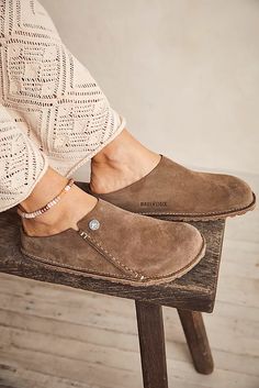 Birkenstock Outfit, Clogs Outfit, Sewing Quilts, Clothes Sewing, Decorative Stitching, Boho Aesthetic, Zermatt, Aesthetic Shoes, Backless Design