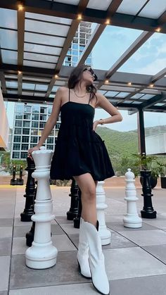 Poses For Short Dresses Picture Ideas, Pose With Short Dress, Short Dress Poses Instagram, Miami Poses, Random Outfits, Short Bodycon Dress, Baggy Clothes, Dress Aesthetic, Outfits 2022