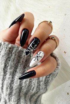 Goth Nails Christmas, Black Christmas Nails Stiletto, Black Nails Christmas Holidays, Matte Black Snowflake Nails, Dark Snowflake Nails, Winter Nails Acrylic, Christmas Gel Nails, Christmas Nails Acrylic