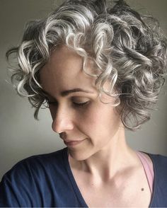 Weave Bob Hairstyles, Woman With Curly Hair, Bob Haircut Curly, Short Hairdos, Chin Length Hair, Short Curly Haircuts, Short Grey Hair, Short Curly Bob