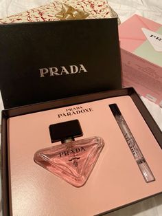 Prada Perfume, Fragrances Perfume Woman, Perfume Body Spray, Perfume Collection Fragrance, Perfume Scents, Perfume Lover, Pink Girly Things, Best Perfume, Birthday Wishlist