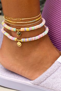 Preppy Anklet Ideas, Spring Summer 2023 Fashion Trends Accessories, Anklet Ideas Clay Beads, Summer Jwellary, Clay Beads Anklet Ideas, Summer Bead Bracelet Ideas, Preppy Anklets, Anklet Bead Ideas, Spring Bracelet Ideas