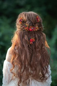 Fall Flower Hair Piece, Curly Floral Wedding Hair, Autumn Flower Hair Comb, Colorful Wedding Hair, Autumn Wedding Hairstyles, Wedding Hair Down With Flowers, Flowers In Wedding Hair, Fall Wedding Hair For Bride, Wedding Hairstyles Flowers