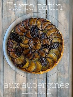 an image of a pie on a plate with the words tarte tatin