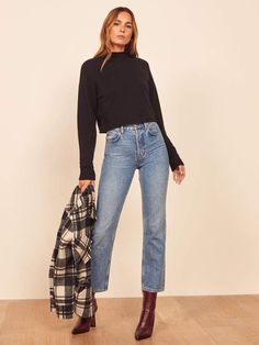 Autumn Casual Chic Outfit, San Francisco Fashion Winter, Cashmere Turtleneck Outfit, Classic Fashion 2023, Effortless Elegant Style, Cropped Sweater And Jeans, Long Turtleneck Sweater Outfit, Abercrombie Work Outfits, Cropped Turtleneck Outfit