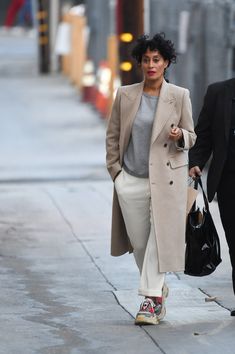 High Low Outfit Casual Street Styles, Tracey Ellis Ross Style, Tracy Ellis Ross Style, Mantel Styling, Tracee Ellis Ross Style, Tracee Ellis Ross Fashion, Mantel Outfit, Dakota Johnson, Fashion Mode