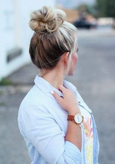 Dark Underneath Hair, Two Tone Hair Color Ideas, Two Tone Hair Color, Chignon Updo, Two Tone Hair, Top Knots, Top Knot Hairstyles, Hair Styles 2017, Chic Hairstyles