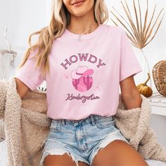 Say "Howdy" to the new school year with our Howdy Kindergarten Teacher Shirt! Perfect for the First Day of Kindergarten, this fun and stylish Kindergarten Teacher Shirt adds a western twist to your classroom look. It's an ideal Elementary School Western Gift or Kindergarten Gift for any teacher ready to wrangle up some learning! Comfortable and cute, it's a must-have for your school wardrobe! ♥ PRODUCTION TIME: 1-5 days (Usually 2-3 days)   ♥ SHIPPING TIME: 2-5 days (Usually 3 days)   ♥ PRODUCT Teaching Wardrobe, Elementary Teacher Gifts, Third Grade Teacher Shirts, 5th Grade Teacher, Teacher Gift Back To School, First Day Of Kindergarten, Kindergarten Gifts, Kindergarten Teacher Shirts, Western Gifts