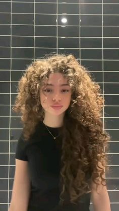 Curly Long Layers With Curtain Bangs, Long Curly Layers Haircut, 3a 3b Hair, Curly Hair Volume Haircut, White Girls With Curly Hair, Kalogeras Sisters Hair Tutorial, Pretty Curly Haired Girl, Curly Hair Aesthetic Girl, Curly Hair Short Layers