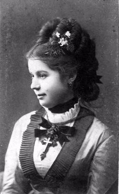 47 Lovely Portraits of Big-Eye Beauties from the Late 19th and Early 20th Centuries Historical Hairstyles, 1870s Fashion, Victorian Hair, Victorian Portraits, Vintage People, Victorian Hairstyles, Hair Dressing, Retro Photos