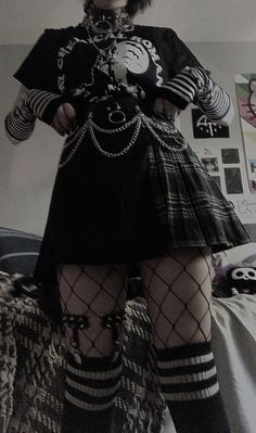 Gothic Nonbinary Fashion, Punk Style Outfits, Alt Outfits, Dark Outfits, Alt Fashion, Fashion Inspiration Design, Alternative Outfits, Really Cute Outfits