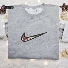 Roronoa Zoro x Swoosh Anime Hoodie & One Piece Shirt: Perfect Family Gift Embroidered & Trendy! Piglet Cartoon, Nike Cartoon, Disney Character Shirts, Nike Inspired, Super Saiyan Rose, Embroidered Apparel, Gift Ideas For Family, Best Family Gifts, Maroon Hoodie