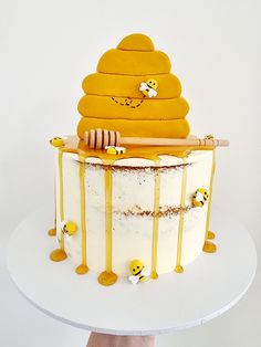 there is a cake that has been decorated to look like a beehive