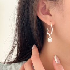 Fashion Element: Pearl Style: Fashion OL Elegant Spring Hoop Earrings, Spring Teardrop Jewelry, Elegant Silver Pearl Earrings For Summer, Spring Hoop Earrings With Ear Wire, Vintage Pearl Earrings, Twisted Earrings, Style Français, French Retro, Vintage Pearl