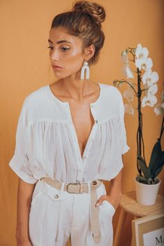 Stile Hippie Chic, White Summer Tops, Cotton Gauze Fabric, Diy Vetement, White Linen Pants, Boho Blouse, Gathered Sleeves, Peasant Dress, Pleated Pants