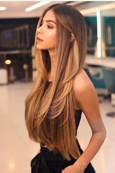 We have researched long hair cutting trends for 2020 for you. Although I like short hairstyles more, long hairstyles also have a unique and remarkable side. 2020 long hair cut models bring more wavy hair to the fore. Hairstyles For Long Faces, Oblong Face, Fun Hairstyles, Bleaching Your Hair, Lazy Hairstyles, Long Face Hairstyles, Real Hair Wigs, Frontal Hairstyles, A Hairstyle