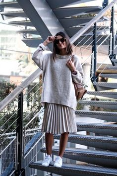 Look HI-LO com saia midi plissada, moletom oversized e tênis branco. Boho Mode, Trendy Skirts, Women Dating, Outfit Trends