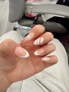 Nail Ideas Christmas White, White French Tips With Christmas Design, Simple Gel Nail Designs Christmas, Christmas Nail Inspo Snowflake, White Nails Ideas Winter, Simple White French Nails, White French Tip With Snowflake Nails, Winter Nail Art Simple, December Nail Inspo Almond