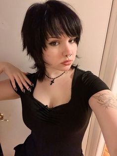 Alt Hair For Round Face, Goth Girl Haircut, Fem Short Haircut, Short Alt Hair Round Face, Emo Pixie Haircut, Emo Hair Short, Alt Pixie Cut, Goth Short Hair, Short Goth Haircuts