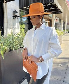 Femme stylée Hats With Short Hair Black Women, Burnt Orange Hat Outfit, Locs And Fedoras, Fedora Hat Outfit Fall Black Women, Fedora Hat Outfit Summer Casual, Fedora Outfit, Fedora Hat Outfits, Hat Outfits, Classy Hats