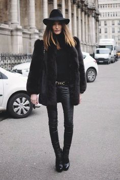 Street Style How To Wear Belts, Lederhosen Outfit, Leather Pants Outfit, Black Leather Pants, Looks Street Style, Looks Black, Street Style Winter, Street Style Paris, All Black Outfit