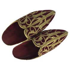 Vintage velvet burgundy embroidered pointed toe Moroccan Moorish exotic shoes. Embroidered Moorish Mughal metallic gold thread ethnic flat slippers. Late-Ottoman Turkish Moorish style velvet shoes decorated with traditional embroidery gold work. Size 8 US European 38. Maghreb, Morocco, Algeria, Africa Moroccan Shoes, Exotic Shoes, Leather Goodies, Moroccan Jewelry, Moroccan Women, Flat Slippers, Ottoman Styling, Velvet Shoes, Slippers Shoes