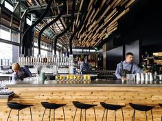 the bar is clean and ready for customers to enjoy their drinks while sitting at it