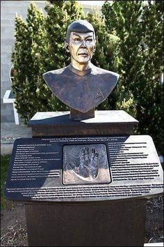 a statue of a man's head on top of a plaque