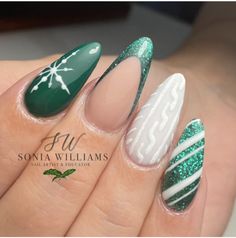 Emerald Christmas Nails, Green Sweater Nails, Green Xmas Nails, Dark Green Christmas Nails, Green And White Nails, Sparkly Christmas Nails