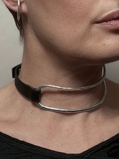 Original and comfortable, this choker necklace is made of aluminum shaped, worked and hammered by hand. Aluminum is a very light material that does not tarnish or oxidize. You can adjust it to the right size by moving the collar buttons located on the leather. * Height: 3 cm * Adjustable neck circumference from 33 to 37 cm Comes in a pouch. Each Nat K piece is unique because it is handmade to order. It is therefore possible that the item delivered may be slightly different from the one in the photo. Leather is a material that develops a patina over time. In order to keep this accessory as long as possible, avoid putting it in contact with water, perfume and any product likely to damage the protective layer. And it is also advisable to take it off to sleep or do sports. Leather Choker Collars, Leather Choker Necklace, Leather Chokers, Choker Collar, Choker Necklace, Necklace Etsy, Halloween Shopping, Pouch, Collar