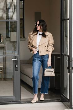 How to Style Cropped Trench Coats, cropped trench coat, crop trench, trench coat outfit ideas, quiet luxury outfits Fashionable Mom Outfits, Peacoat Womens Outfit, Quiet Luxury Outfits, Comfy Mom Outfits, Chic Mom Outfits, Fashionable Mom