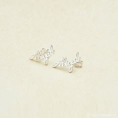 ♥ Minimalist Custom Name Earrings ♥ The most unique jewelry you can find, perfect gift for you and your loved one ♥ W H Y ∙ Y O U ' L L ∙ L O V E ∙ I T * It's dainty and can be worn every day * A special piece you'll treasure * High quality materials and attention to detail M I N I M A L I S T ∙ N A M E ∙ E A R R I N G S * Material: High Quality Solid 925 Sterling Silver * Earrings Dimensions: 5mm - 6mm Capitalized Letters. * Finish: Sterling Silver ∙ 18K Gold ∙ Rose Gold * All our work is custo Thoughtful Mom Gifts, Handwritten Ring, Gold Minimalist Earrings, Handwriting Bracelet, Handwriting Necklace, Minimalist Earrings Gold, Minimalist Earrings Studs, Name Earrings, Minimalist Studs