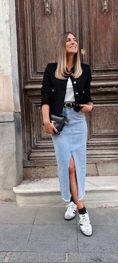 Denim Skirt Black Boots Outfit, Jean Skirt Sneakers Outfit, Caitlyn Warakomski Outfits, Denim Skirt Spring Outfit, Spring Outfits 2024 Street Style, Skirts And Sneakers Outfit, Black Midi Skirt Outfit Winter, Midi Jeans Skirt Outfit, Day To Day Outfits