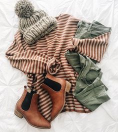 Winter Mode Outfits, Army Green Pants, Boating Outfit, Louis Armstrong, Brown Booties, Fall Candles, Minimal Chic