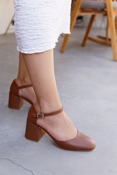 Classy Shoes Women, Brown Wedding Shoes, Shoes For Wedding Guest, Everyday Heels, Feminine Shoes, Comfy Heels, Closed Toe Heels, Classy Shoes, Brown Wedding