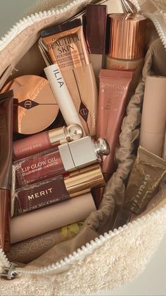 Koleksi Makeup, Makeup Bag Essentials, Smink Inspiration, Makijaż Smokey Eye, Make Up Inspo, Fancy Makeup, Makeup Needs, Makeup Obsession, Makeup Items