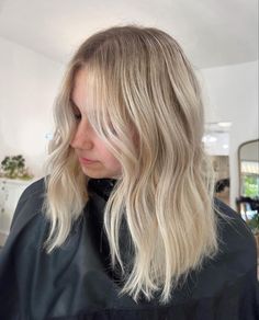 Blonde Highlights Shadow Root Money Piece, Blonde Hair Small Shadow Root, Blonde With Small Shadow Roots, Light Blonde Shadow Root, Light Brown Shadow Root Blonde, Bright Blonde With Shadow Root, Low Maintenance Blonde Hair Dark Root, Blonde Hair With Root Tap, Blonde Blended Roots