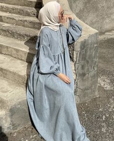 Jeans Abaya, Fashion Elegant Outfits, Hijab Outfit Jeans, Muslimah Fashion Casual, Islamic Fashion Dresses, Moslem Fashion, Mode Kimono, Trendy Shirt Designs, Hijabi Fashion Casual