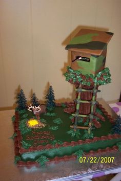 there is a cake that looks like a tree house