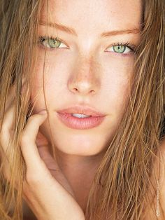 regarderlesfilles:   Eduardo Garcia      Brought to you by Regarder les filles Girl With Green Eyes, Beautiful Freckles, Gorgeous Eyes, Pretty Eyes, 인물 사진, Beauty Face