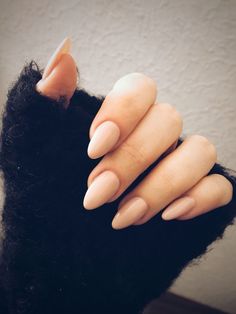 Nude almond nail Short Almond Shaped Nails, Almond Shaped Nails Designs, Unghie Nail Art, Nails Nude, Short Almond, Almond Shape Nails, Almond Nails Designs, Almond Nail