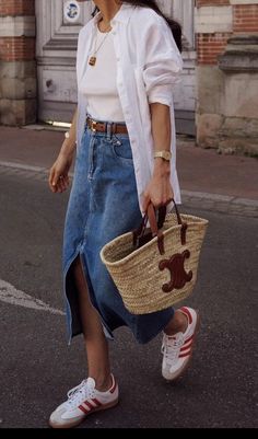 Flat Stomach Outfit, Istanbul Outfit Ideas Summer, Napa Valley Outfit Spring, Istanbul Street Style, Summer Lunch Outfit, Office Skirt Outfit, Trendy Holiday Outfits, Outfits For Short Women, Denim Skirt Trend